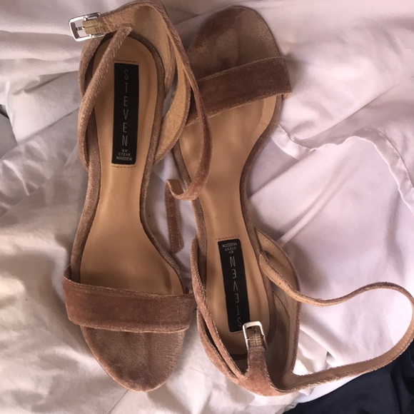 Steve Madden Velvet Pink Heels - Picture 2 of 4